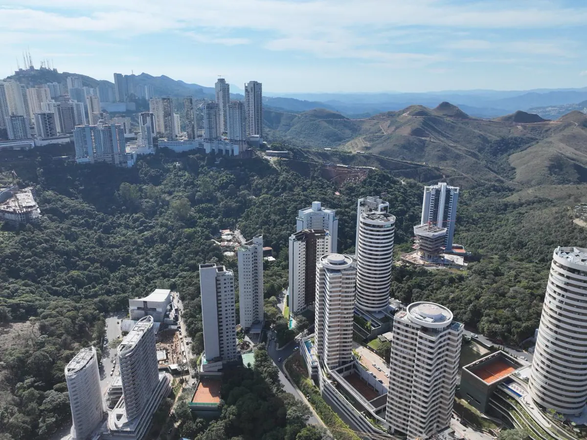 Edifícios residenciais do bairro Vila da Serra, em Nova Lima/MG, entre a mata e as serras