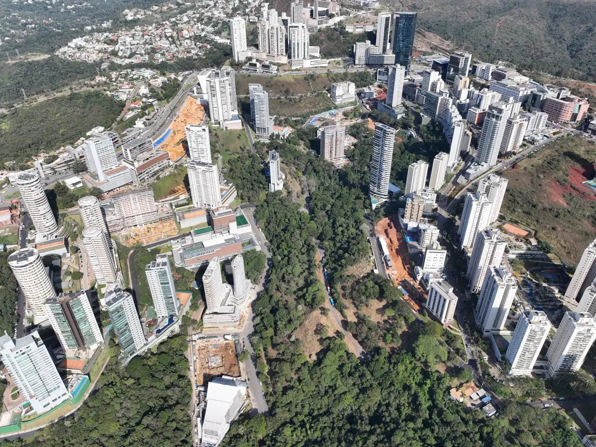 Vista aérea do bairro Vila da Serra: torres residenciais ao longo das encostas, com faixa de mata preservada no centro