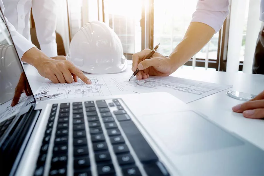 Engenheiros analisando um projeto